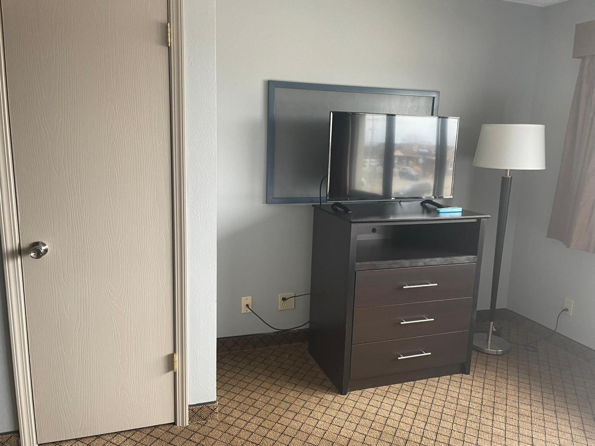 Americinn By Wyndham Hartford Wi Exterior foto